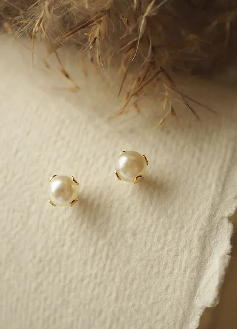 Pearl Stud Medium