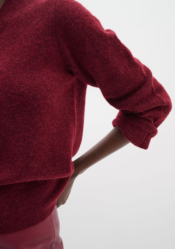 GunIW V-Neck